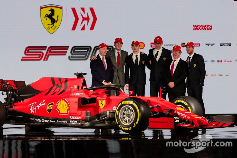 Гонщики Ferrari Шарль Леклер и Себастьян Феттель в окружении команды