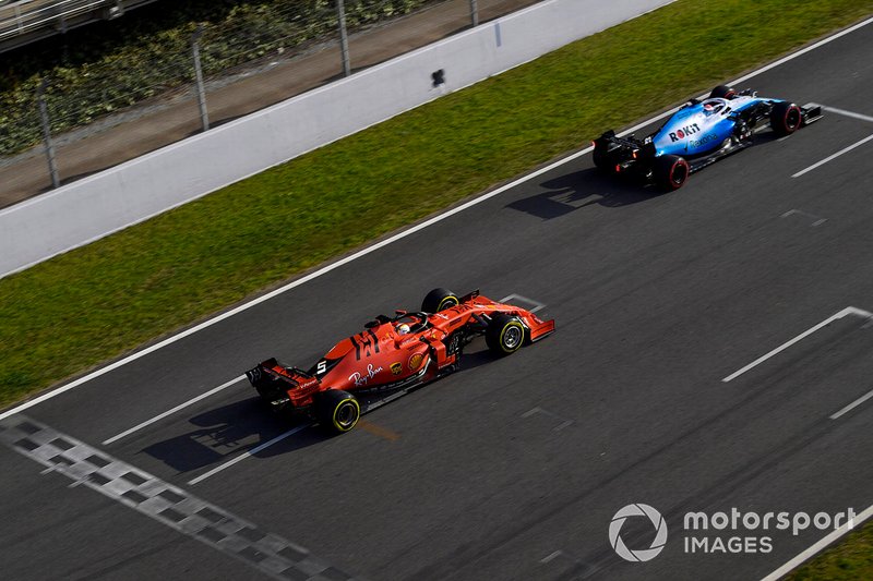 George Russell, Williams FW42, precede Sebastian Vettel, Ferrari SF90