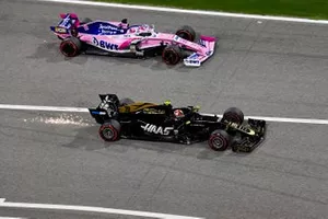 Sergio Perez, Racing Point RP19 en Kevin Magnussen, Haas F1 Team VF-19 