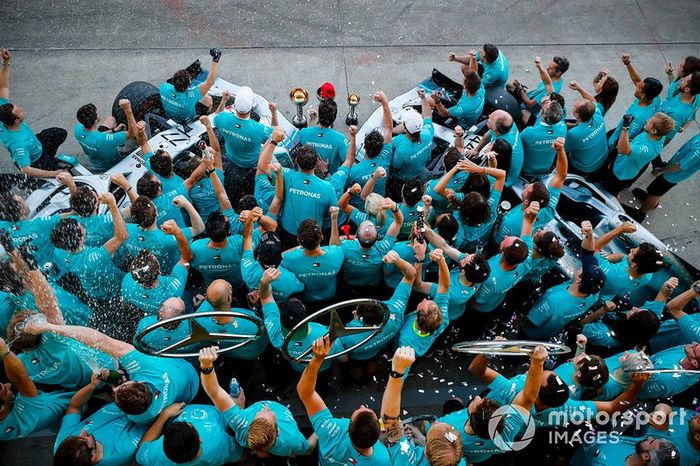 El equipo Mercedes celebra su sexto Mundial de constructores consecutivo