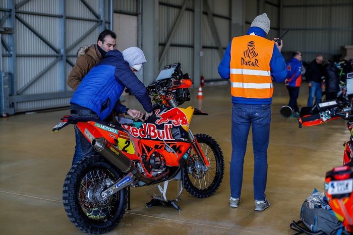 Verificaciones en Paul Ricard antes del embarque del Dakar 2020