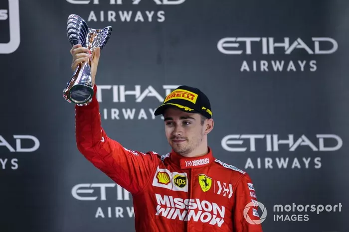 Charles Leclerc, Ferrari, troisième, sur le podium avec son trophée
