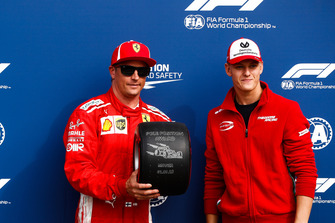 Mick Schumacher présente le trophée de la pole position à Kimi Raikkonen, Ferrari