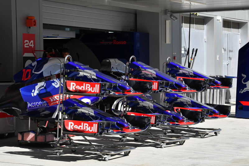 Des nez et ailerons avant de Scuderia Toro Rosso STR13
