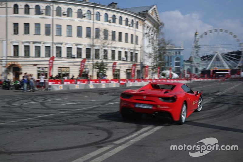Марк Жене за кермом Ferrari