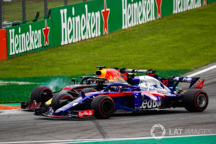 Daniel Ricciardo, Red Bull Racing RB14, y Pierre Gasly, Toro Rosso STR13