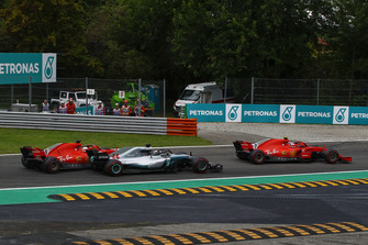 Sebastian Vettel, Ferrari SF71H touche Lewis Hamilton, Mercedes AMG F1 W09 alors que Kimi Raikkonen, Ferrari SF71H mène