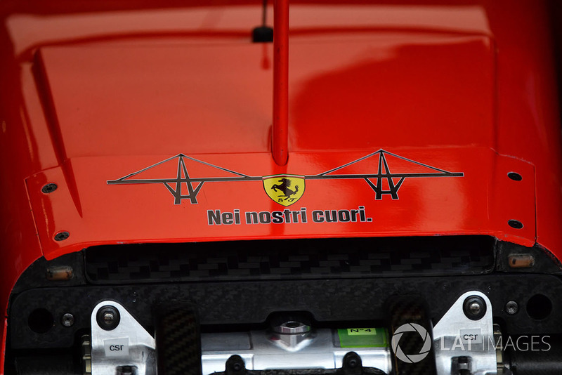 Ferrari SF71H con el emblema del puente derruido de Génova y el mensaje "En nuestros corazones"