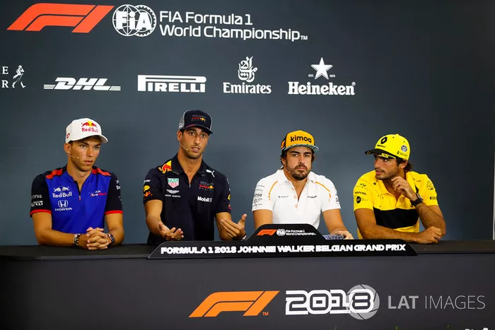 Pierre Gasly, Toro Rosso, Daniel Ricciardo, Red Bull Racing, Fernando Alonso, McLaren, y Carlos Sainz Jr., Renault Sport F1 Team, en rueda de prensa