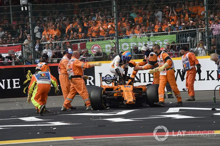 Fernando Alonso, McLaren MCL33 tras su accidente