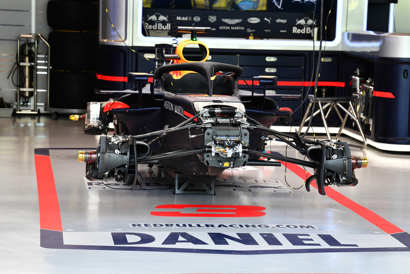 Red Bull Racing RB14 a garázsban