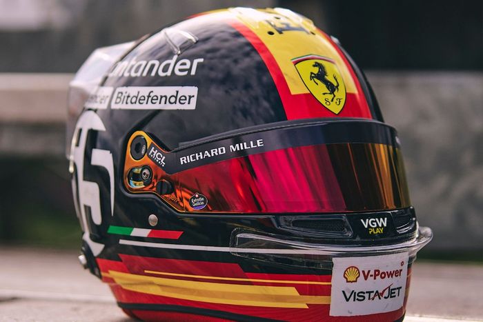 Casco de Carlos Sainz, Ferrari