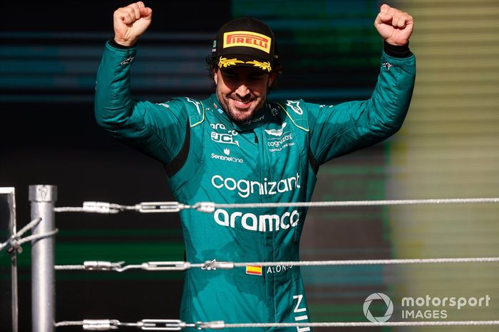 Fernando Alonso, Aston Martin F1 Team, 3ª posición, celebra en el podio