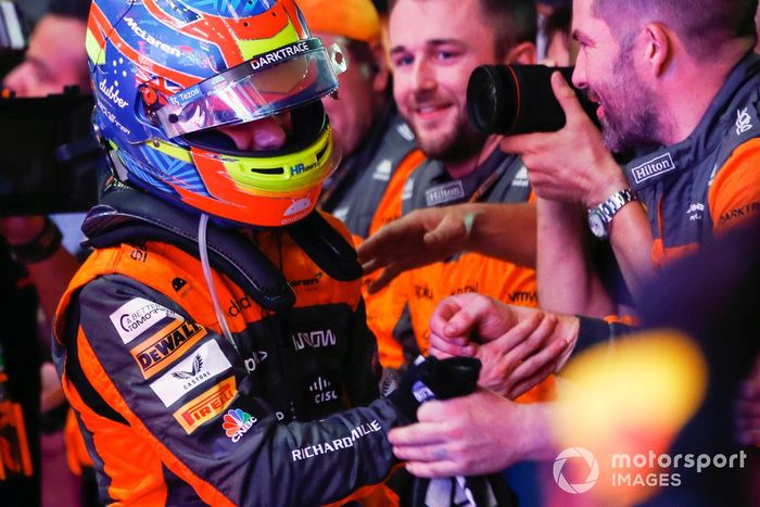 Oscar Piastri, McLaren, 1ª posición, celebra con su equipo en Parc Ferme tras el Sprint