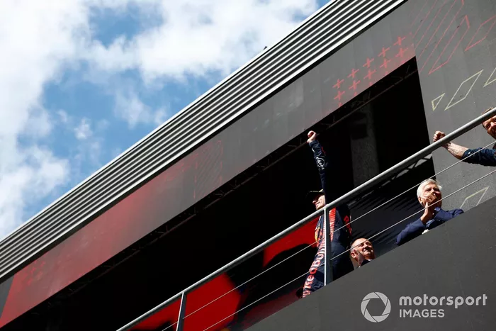 Max Verstappen, Red Bull Racing, 1ª posición, llega al podio