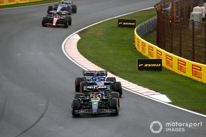 Sir Lewis Hamilton, Mercedes F1 W14, lidera Logan Sargeant, Williams FW45, y Zhou Guanyu, Alfa Romeo C43