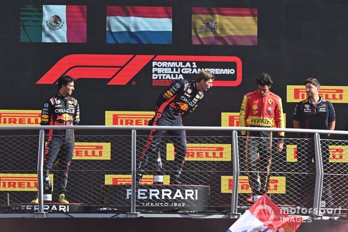 Sergio Pérez, Red Bull Racing, 2ª posición, Max Verstappen, Red Bull Racing, 1ª posición, Carlos Sainz, Scuderia Ferrari, 3ª posición, en el podio.