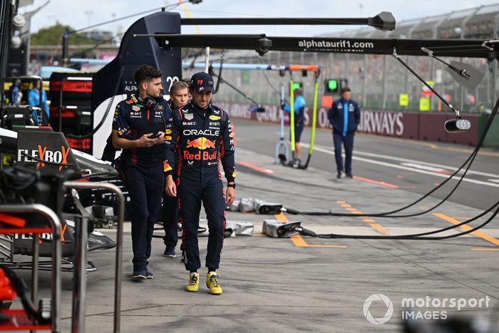 Sergio Pérez, Red Bull Racing, regresa al garaje tras retirarse de la Q1