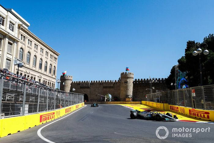 Lewis Hamilton, Mercedes W13, Sebastian Vettel, Aston Martin AMR22