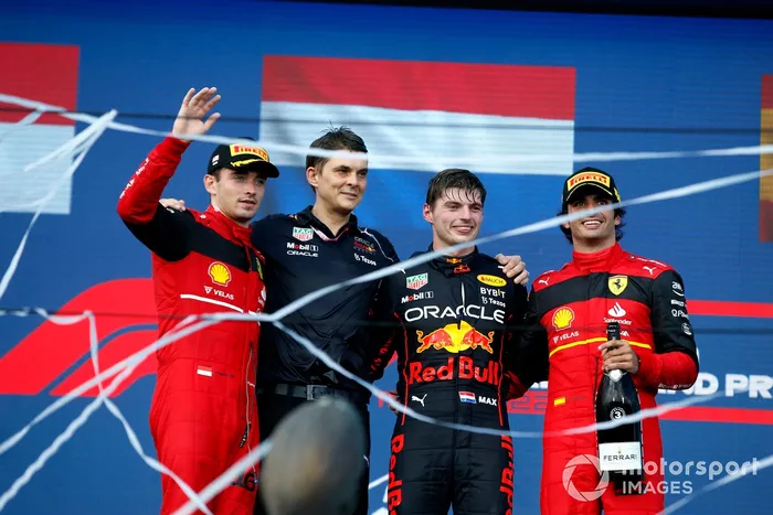 Podio: segundo lugar Charles Leclerc, Ferrari, ganador Max Verstappen, Red Bull Racing, tercer lugar Carlos Sainz, Ferrari
