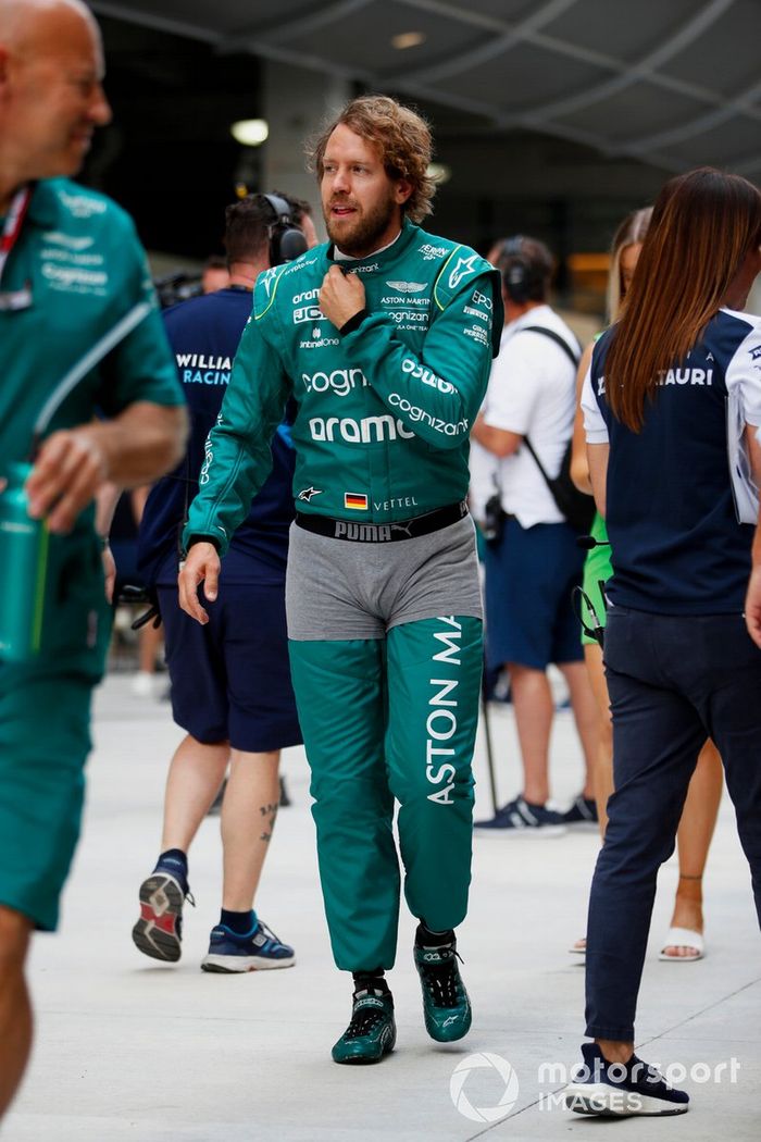 Sebastian Vettel, Aston Martin, con calzoncillos por fuera de su traje de carrera