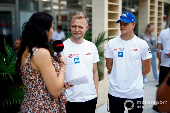 Kevin Magnussen, Haas F1 Team y Mick Schumacher, Haas F1 Team hablan con la prensa