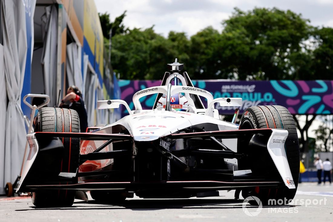 Jake Dennis de Gran Bretaña conduciendo el Andretti Formula E Porsche 99X Electric Gen3 en el Pitlane