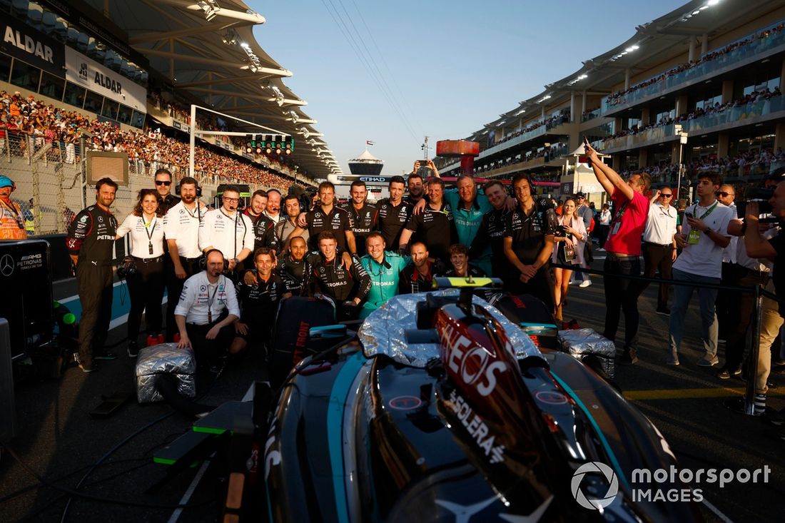 El equipo Mercedes en la parrilla con el coche de Lewis Hamilton, Mercedes F1 W15