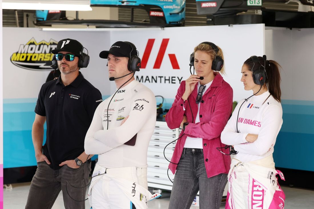 #92 Manthey 1St Phorm Porsche 911 GT3 R LMGT3: Riccardo Pera, #85 Iron Dames Porsche 911 GT3 R LMGT3: Célia Martin