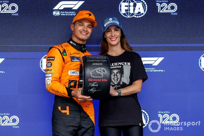 El hombre de la pole, Lando Norris, del equipo McLaren F1, recibe su premio Pirelli Pole Position de manos de Bianca Senna.