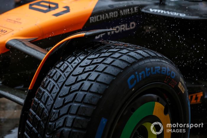 Neumáticos Pirelli en el coche de Oscar Piastri, McLaren MCL38 