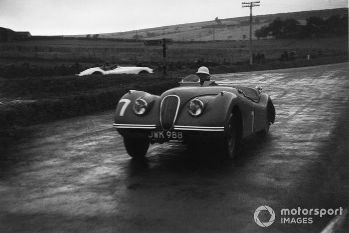 10. Tourist Trophy 1950 (Jaguar XK120) - 1º