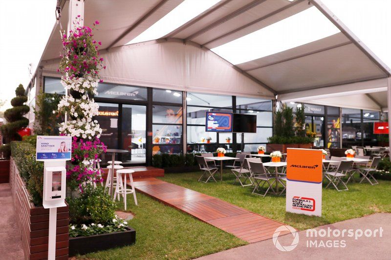 Dispensador de desinfectante de manos fuera del área de hospitalidad vacío de McLaren en el paddock