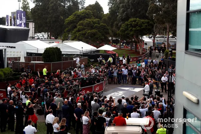 Todos los medios que cubrían el evento atienden las explicaciones de la cancelación del GP de Australia
