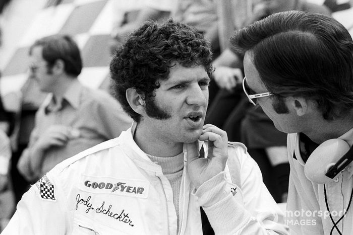 Jody Scheckter, McLaren, habla con Phil Kerr, Director de Carreras de McLaren