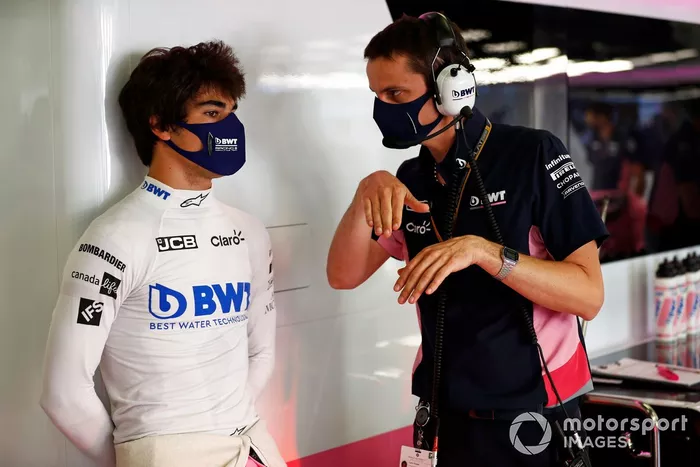 Lance Stroll, Racing Point, con un ingeniero