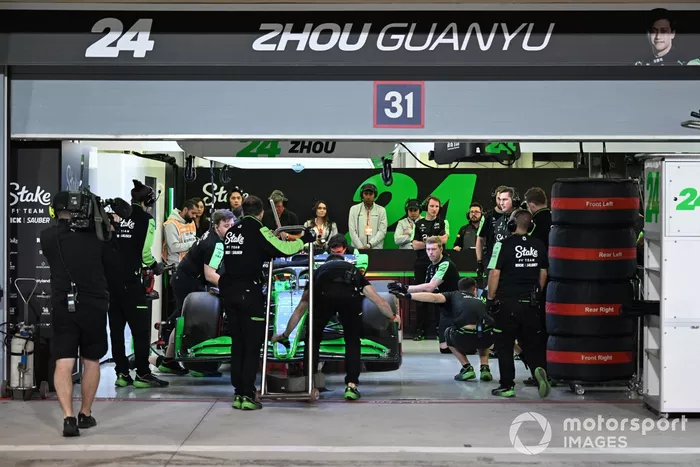 Mecánicos e ingenieros en el garaje con Zhou Guanyu, Stake F1 Team Kick Sauber C44