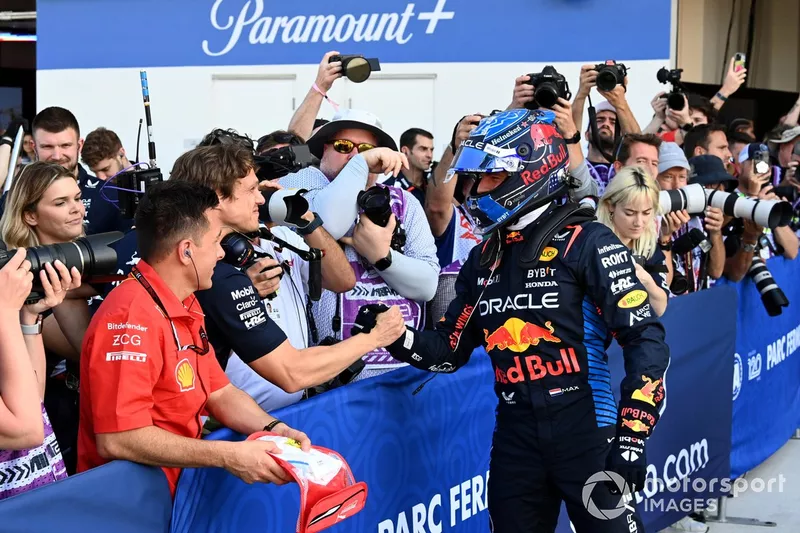 Max Verstappen, Red Bull Racing, célèbre avec son équipe à son arrivée au Parc Ferme après les qualifications.
