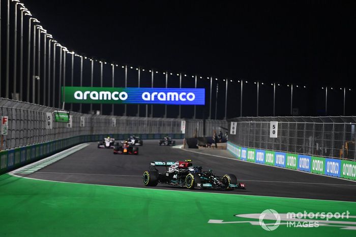 Valtteri Bottas, Mercedes W12, Sergio Pérez, Red Bull Racing RB16B, Mick Schumacher, Haas VF-21