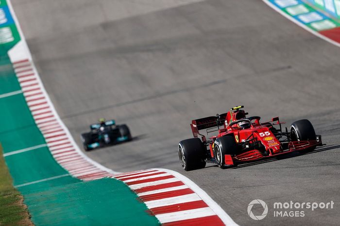Carlos Sainz Jr, Ferrari SF21, Valtteri Bottas, Mercedes W12