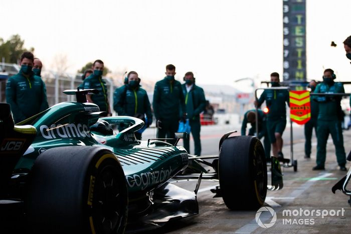 Lance Stroll, Aston Martin AMR22, en pit lane