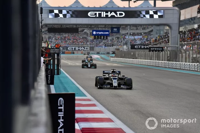 Yuki Tsunoda, AlphaTauri AT02, Valtteri Bottas, Mercedes W12