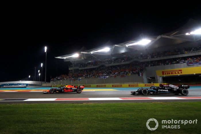 Max Verstappen, Red Bull Racing RB16B, Lewis Hamilton, Mercedes W12, en la última vuelta
