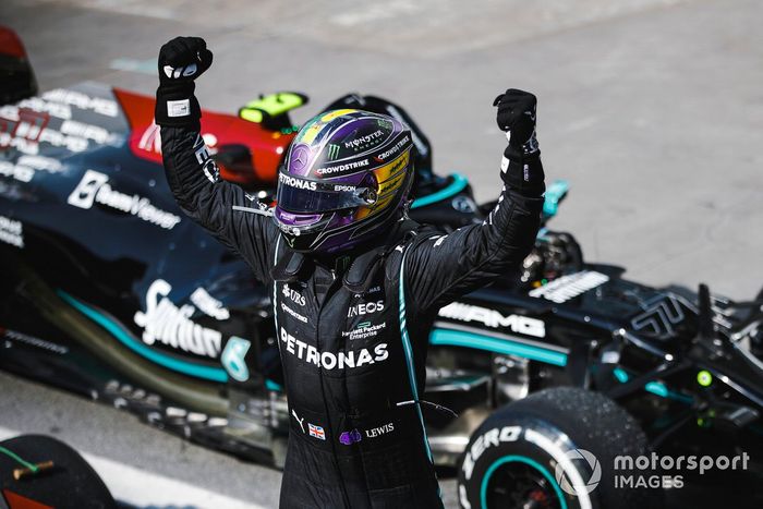 Lewis Hamilton, Mercedes, 1ª posición, celebra su llegada al Parc Ferme