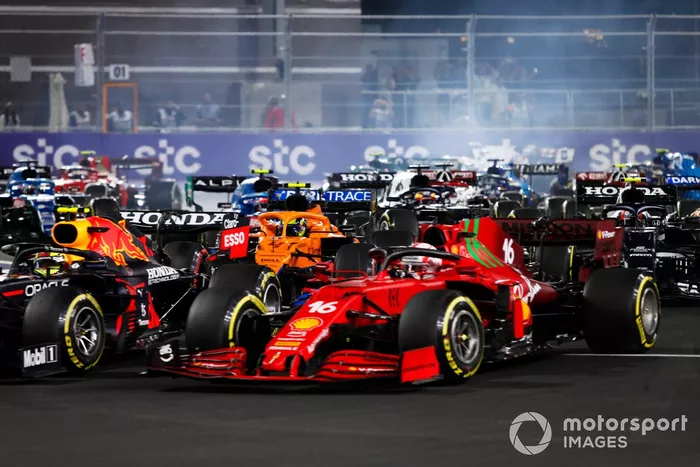 Sergio Pérez, Red Bull Racing RB16B, Charles Leclerc, Ferrari SF21, Lando Norris, McLaren MCL35M, Yuki Tsunoda, AlphaTauri AT02, y el resto del grupo en la salida