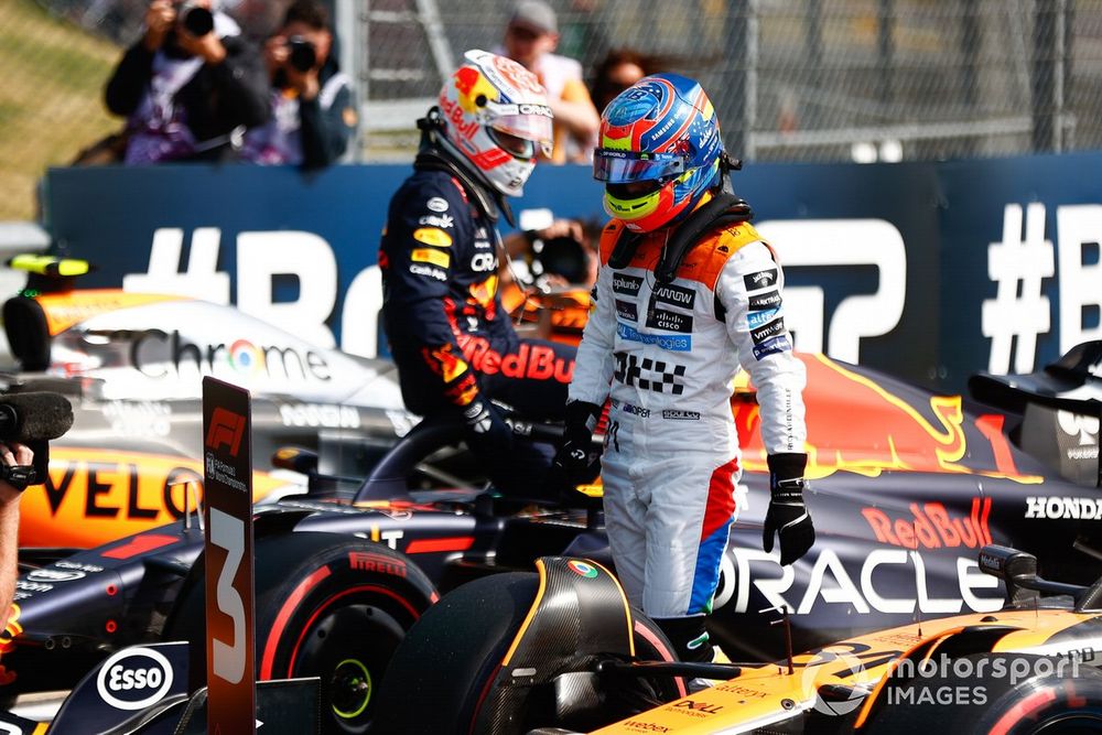 El ganador de la pole Max Verstappen, Red Bull Racing, Oscar Piastri, McLaren, en el Parc Ferme tras la clasificación
