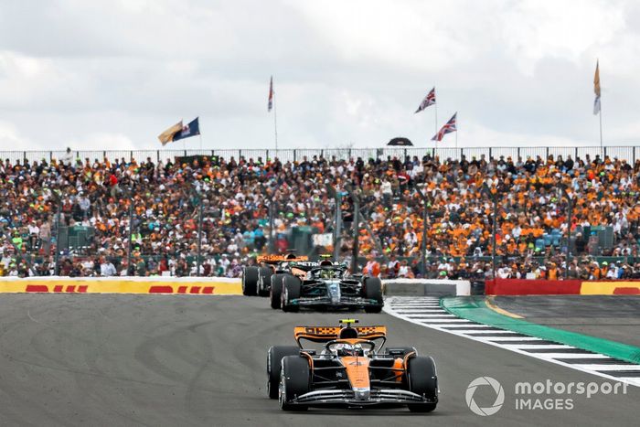 Lando Norris, McLaren MCL60, Lewis Hamilton, Mercedes F1 W14, Oscar Piastri, McLaren MCL60