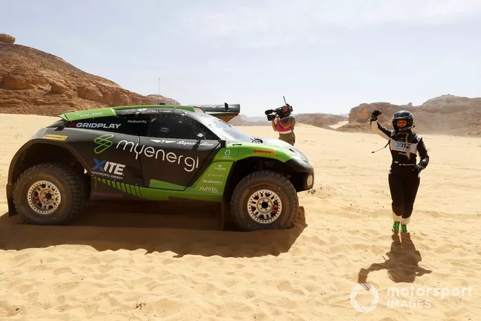 Christine Giampaoli Zonca, Hispano Suiza Xite Energy Team, alza il pugno dopo essere scesa dalla sua auto