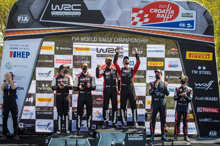 Podio: Ganador de la carrera Sébastien Ogier, Julien Ingrassia, Toyota Gazoo Racing WRT Toyota Yaris WRC, segundo lugar Elfyn Evans, Scott Martin, Toyota Gazoo Racing WRT Toyota Yaris WRC, tercer lugar Thierry Neuville, Martijn Wydaeghe, Hyundai Motorsport Hyundai i20 Coupe WRC