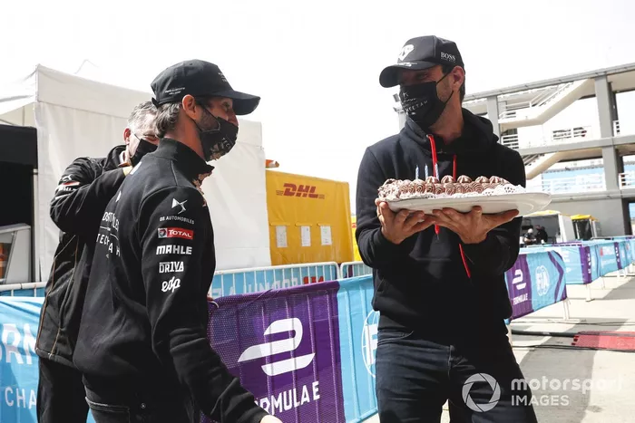 Jean-Eric Vergne, DS Techeetah recibe su tarta de cumpleaños de Antonio Felix Da Costa, DS Techeetah 